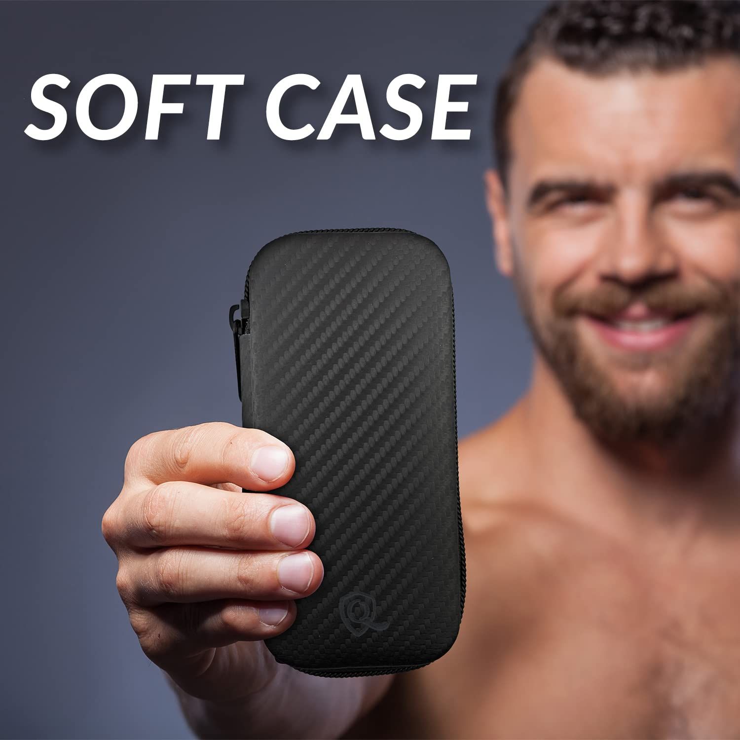 Mann hält eine schwarze, ovale Tasche mit Reißverschluss. Auf der Tasche ist ein Logo zu sehen. Text: SOFT CASE.
