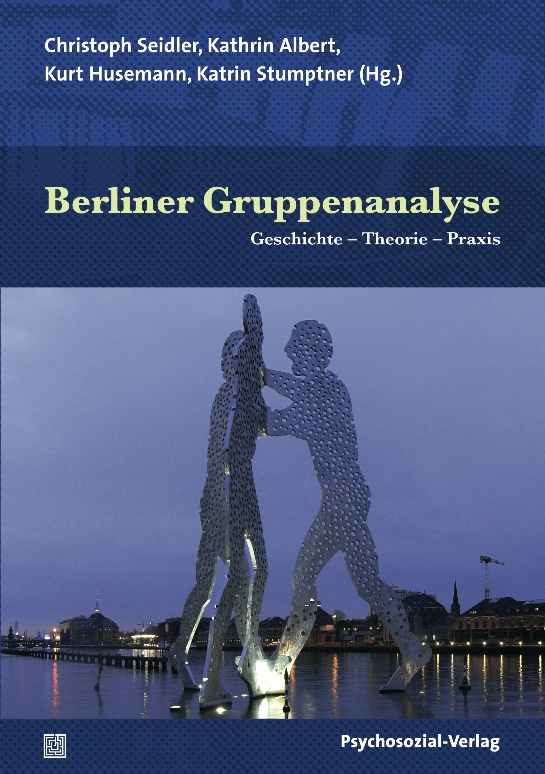 Buchcover: "Berliner Gruppenanalyse". Titel und Autoren. Im Hintergrund eine Skulptur vor nächtlicher Stadtkulisse.