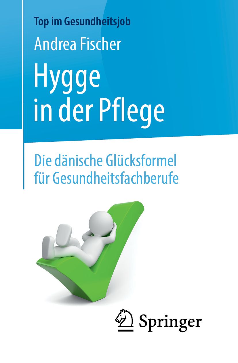 Buchcover: "Hygge in der Pflege". Autorin Andrea Fischer. Titel in blau-weiß. Abbildung: Männchen auf grünem Haken.