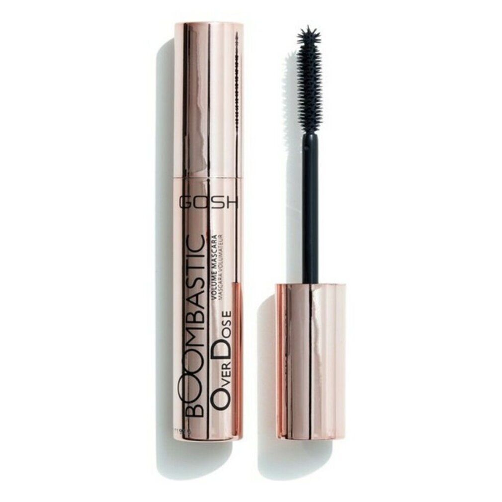 Mascara Gosh Boombastic Overdose. Goldfarbene Hülse, schwarze Bürste. Produktname und Marke deutlich sichtbar.