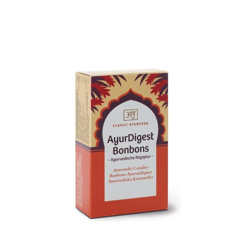 Kartonverpackung mit Aufschrift "AyurDigest Bonbons".  Farben: Rot, Beige, Braun.  Text in Deutsch, Englisch, Französisch und Schwedisch.