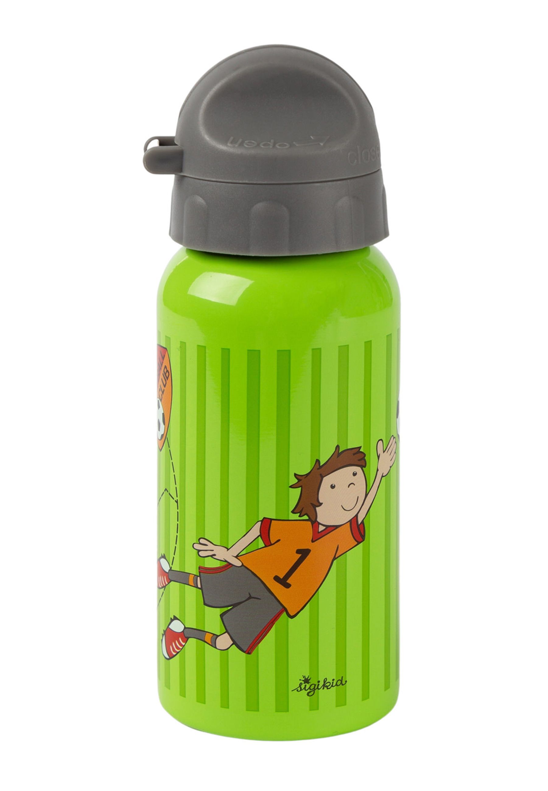 Grüne SIGIKID Trinkflasche mit Fußballmotiv. Grauer Deckel mit Trinköffnung. Kindliche Illustrationen. Edelstahlflasche.