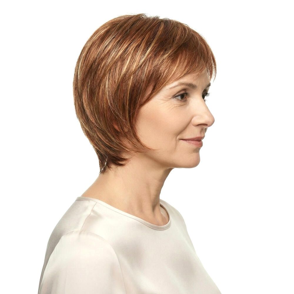 Profil einer Frau mit roter Perücke mit blonden Strähnen. Kurzer, gestufter Schnitt.