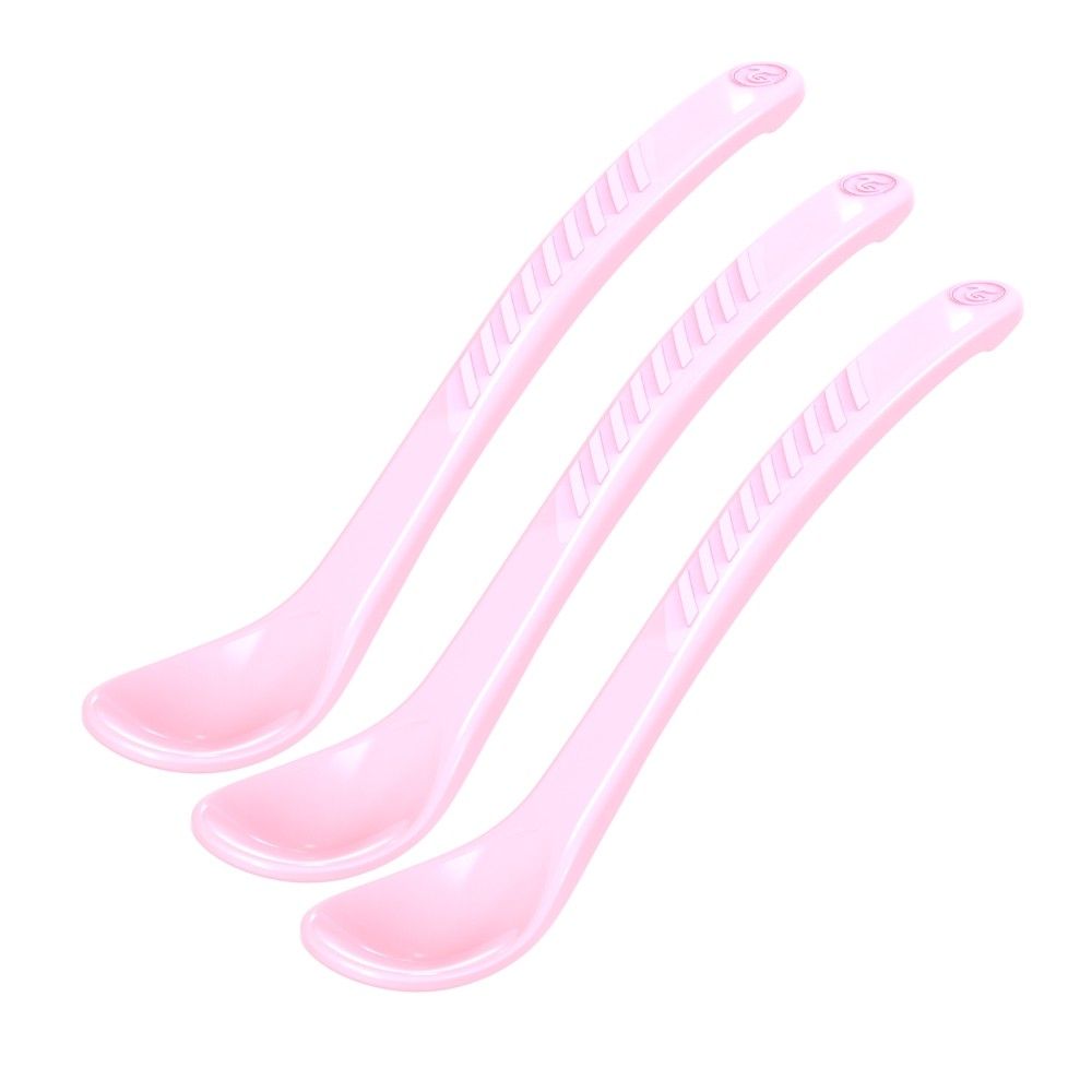Drei rosa Esslern-Löffel. Löffel mit gebogenem Griff und ovaler Löffelform. Griff mit Rillen. Auf weißem Hintergrund.