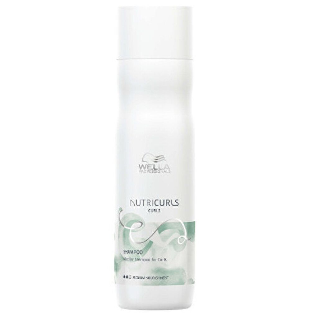 Weiße Shampoo-Flasche mit grünem Etikett. Aufschrift: Wella Professionals, Nutricurls, Shampoo, für Locken. Mittlere Nährstoffversorgung.