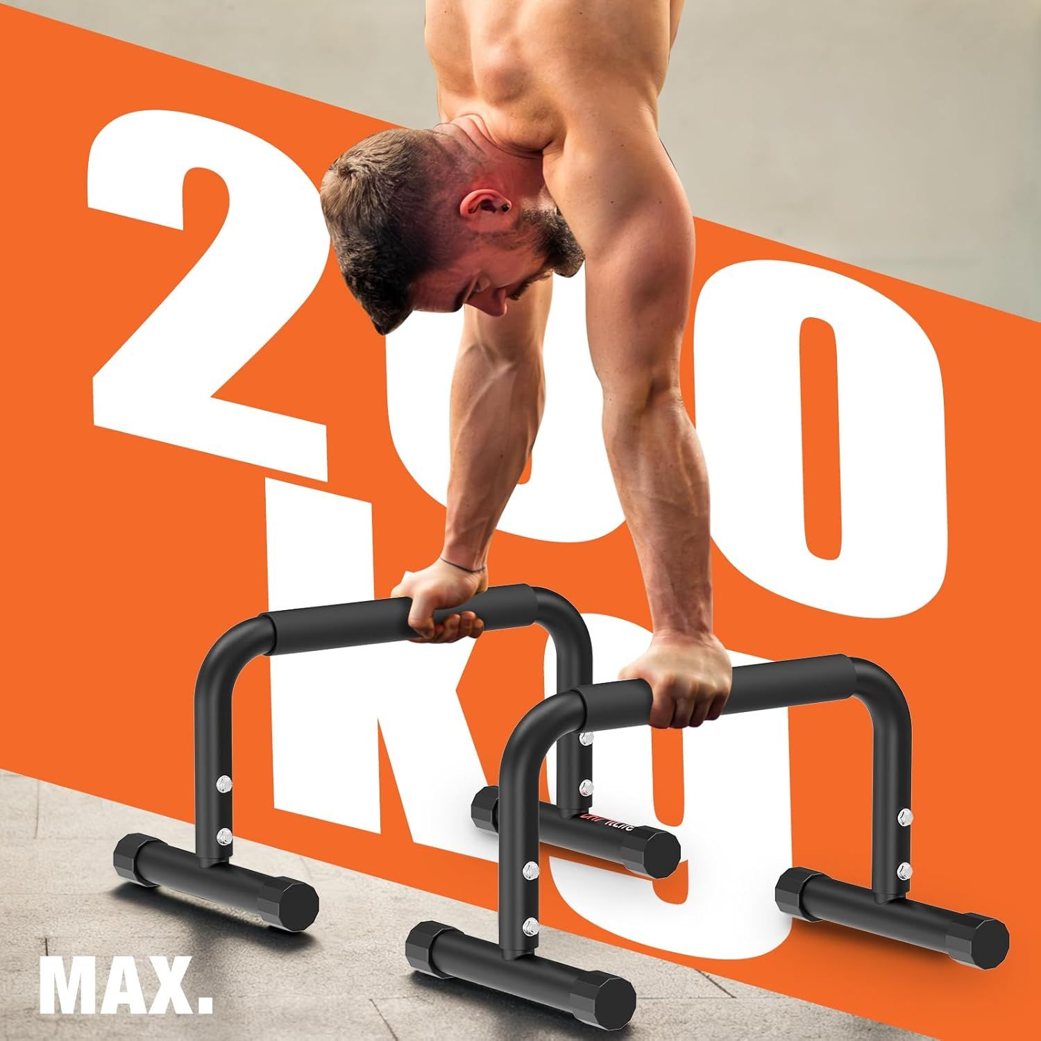 Mann trainiert an schwarzen Barren. Barren mit schwarzen Griffen. Max. 200 KG.