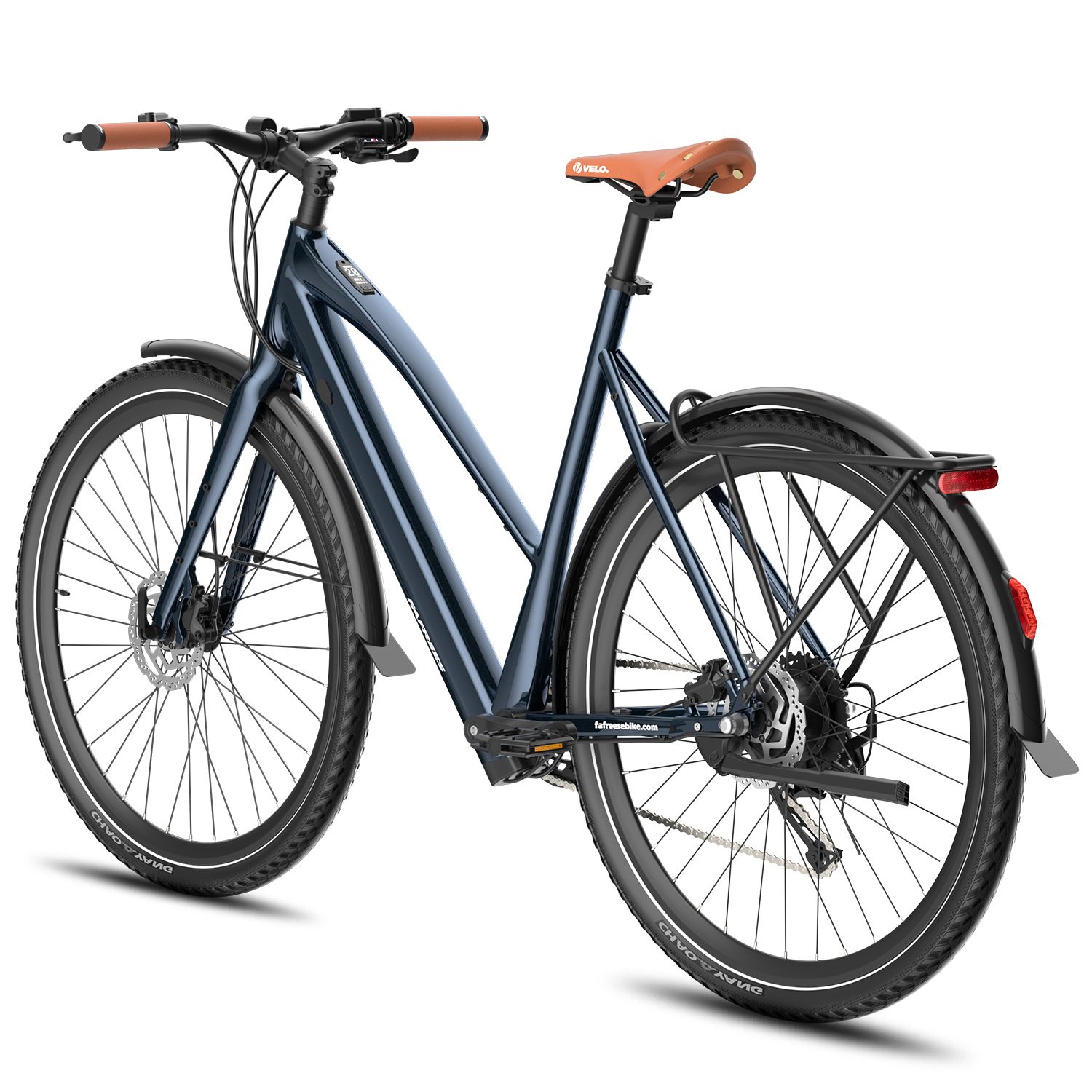 Dunkelblaues E-Bike mit braunem Sattel und Griffen. Schutzbleche, Gepäckträger und Scheibenbremsen. Reifen mit weißem Rand.