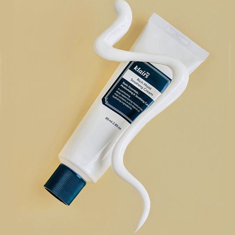 Weiße Tube mit blauem Verschluss und Creme. Aufschrift: Klairs Rich Moist Soothing Cream.