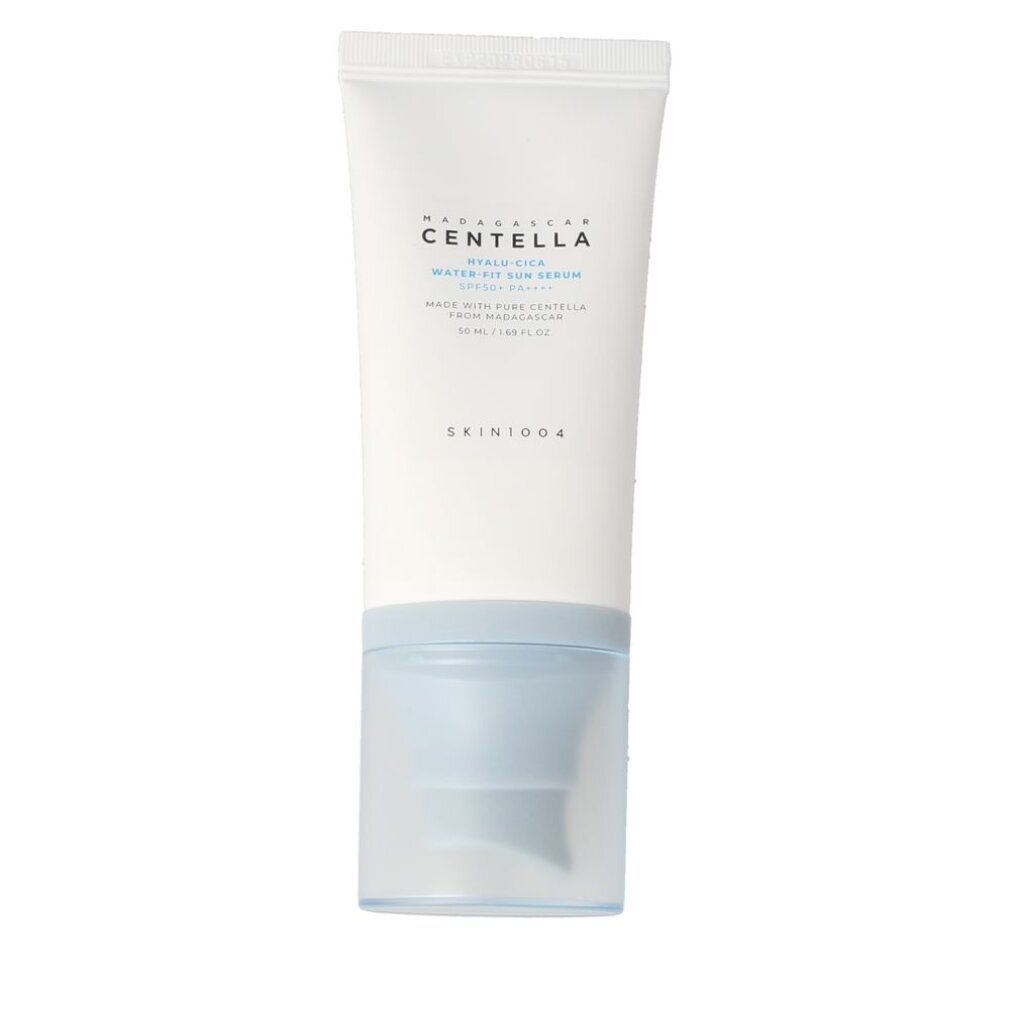 SKIN1004 Centella Hyalu-Cica Water-Fit Sonnenserum Tube mit blauem Pumpaufsatz.