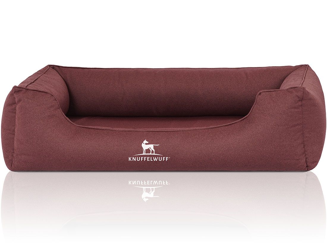 Burgunderfarbenes orthopädisches Hundebett Leon. Rechteckige Form mit erhöhten Seiten. Knuffelwuff-Logo. Reflektierende Oberfläche.