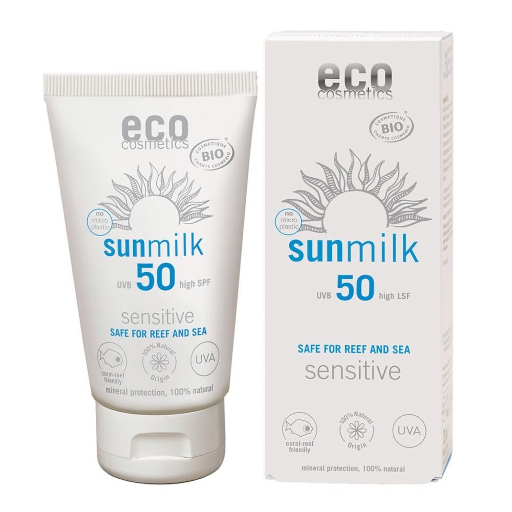 Weiße Tube und Karton mit Sonnenmilch. Aufschrift: sunmilk 50, sensitive. Mit Bio-Siegel und UVA-Kennzeichnung.