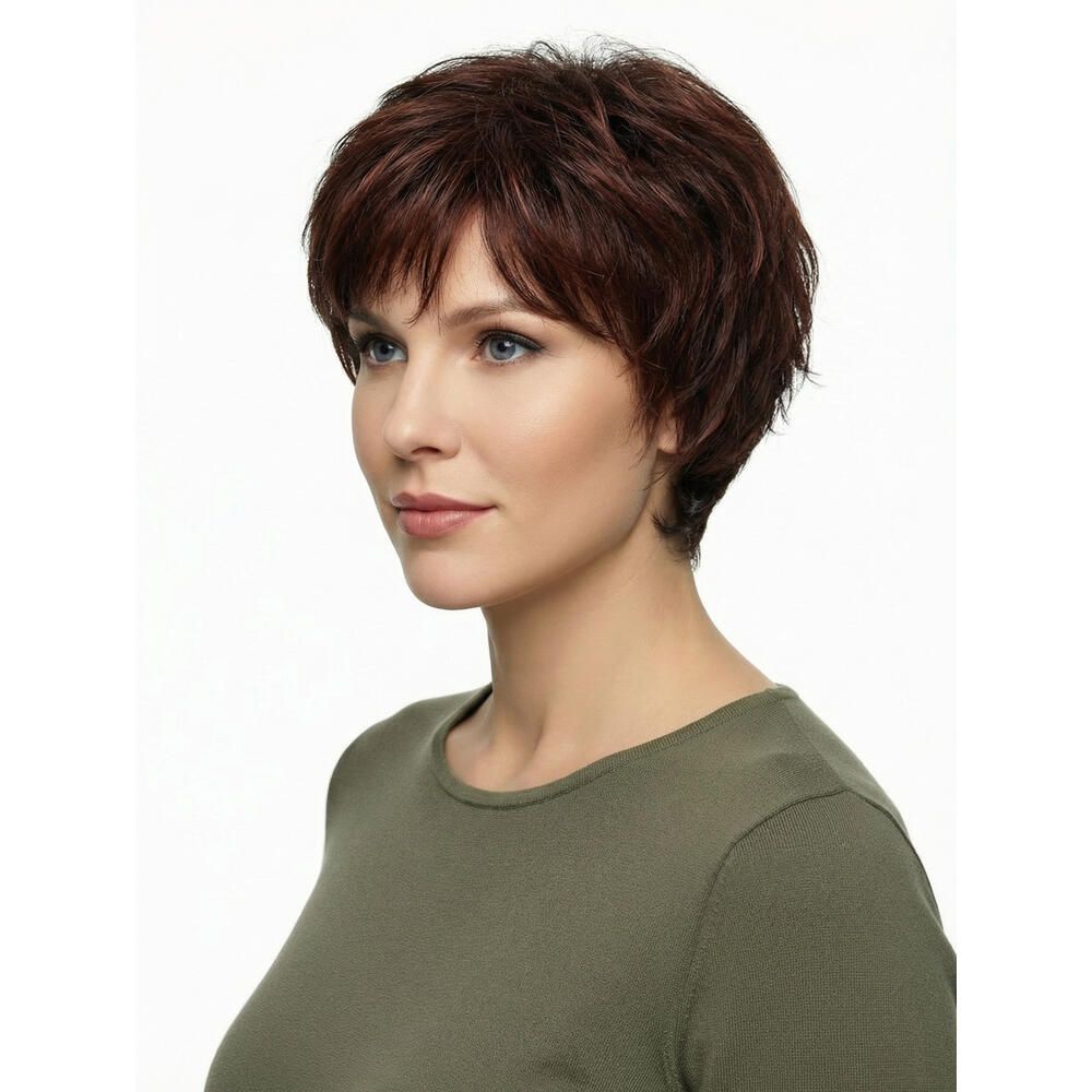 Kurzhaarperücke in Rotbraun. Die Frau trägt ein grünes Oberteil. Seitenansicht.