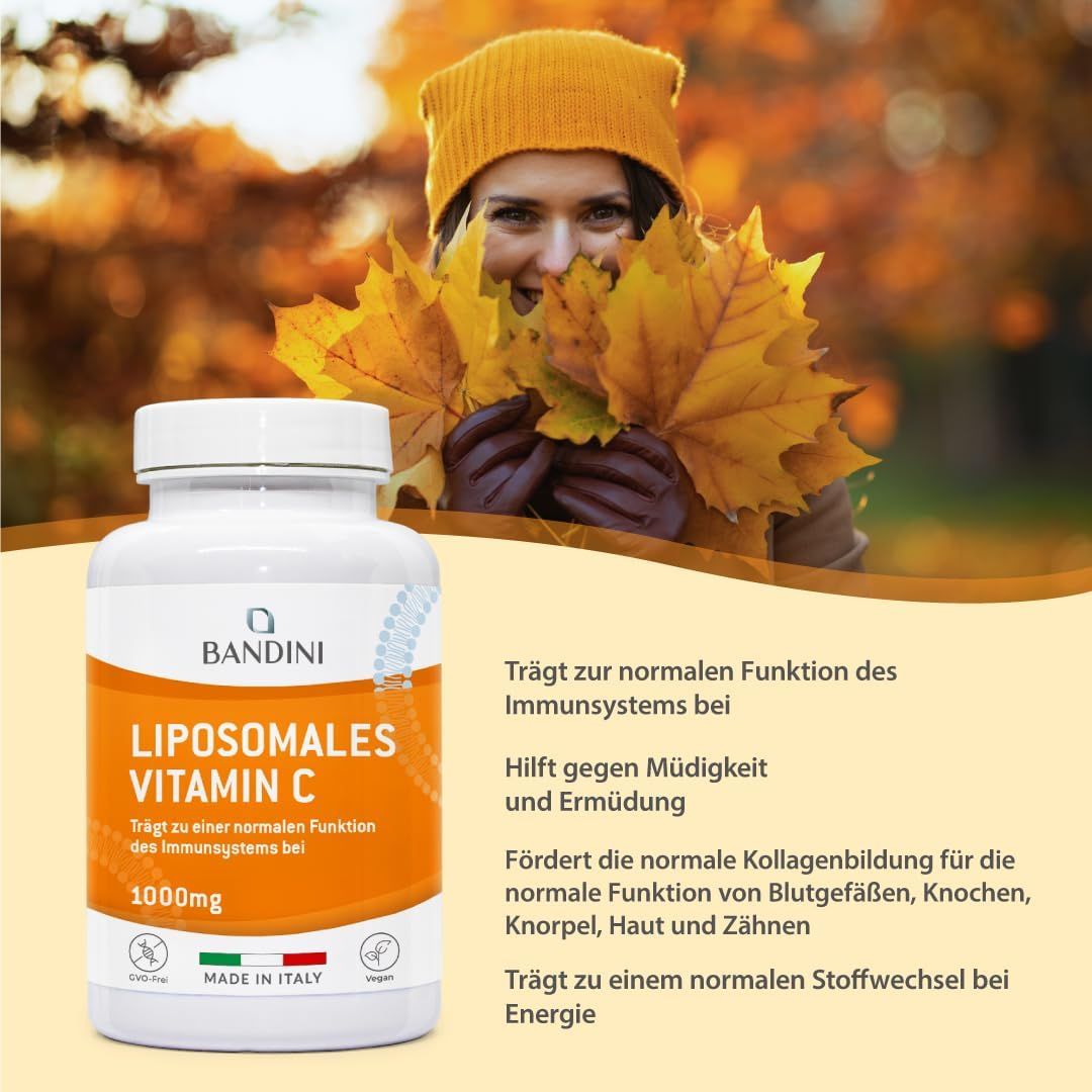 Weiße Flasche mit Bandini Liposomales Vitamin C Kapseln. Orangefarbenes Etikett mit Text. Frau mit Blättern im Hintergrund.