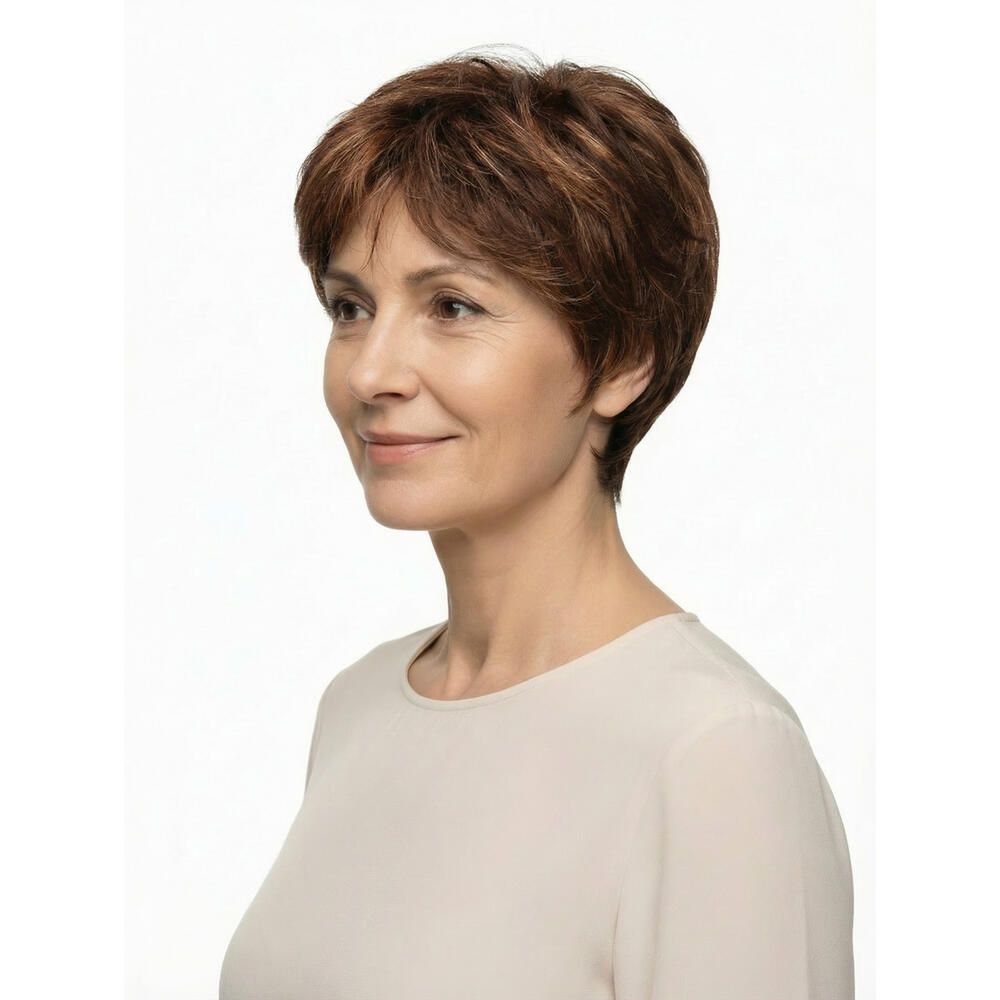 Kurzhaarperücke in Braun-Rot-Tönen. Frau trägt die Perücke, seitliche Ansicht. Helles Oberteil.