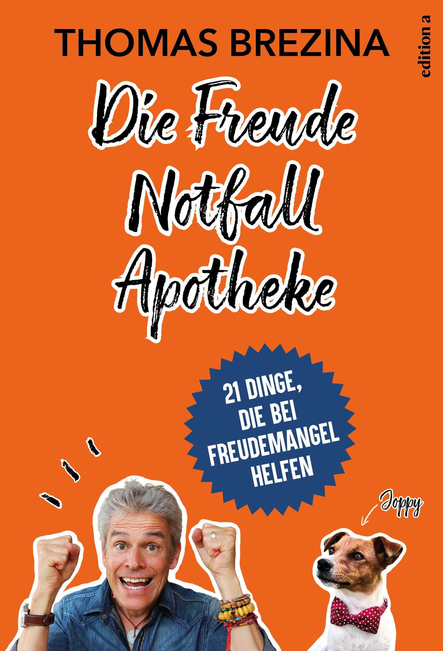 Buchcover: "Die Freude Notfall Apotheke" von Thomas Brezina. Orangefarbener Hintergrund, Titel in Weiß. Mann und Hund mit erhobenen Armen.