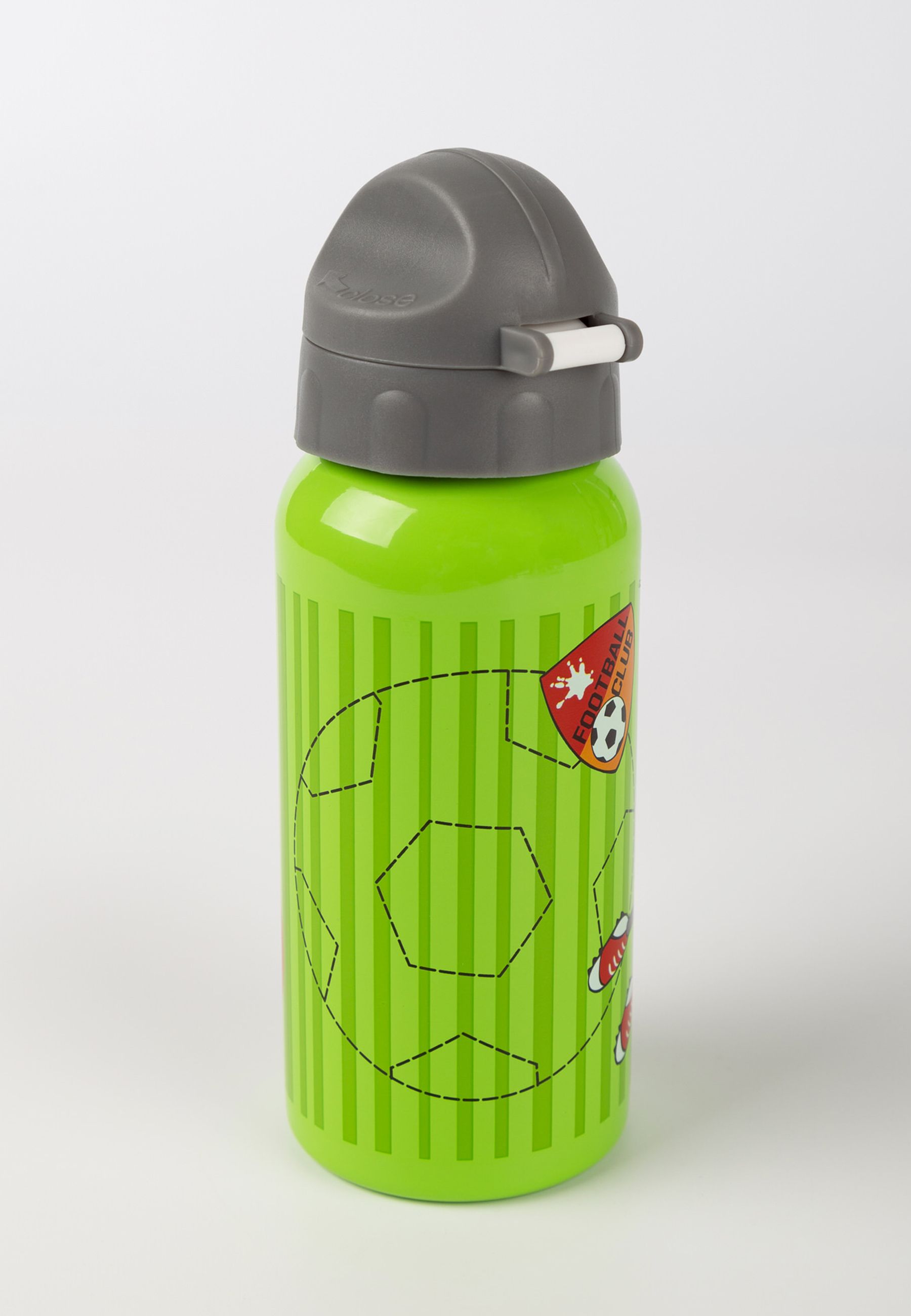 Grüne Trinkflasche mit Fußballmotiv. Grauer Deckel, geschlossen. Aufschrift: SIGIKID.