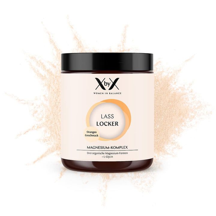 Produktbehälter mit Text. Aufschrift: XbyX WOMEN IN BALANCE. Lass Locker Orangen Geschmack. Magnesium-Komplex.