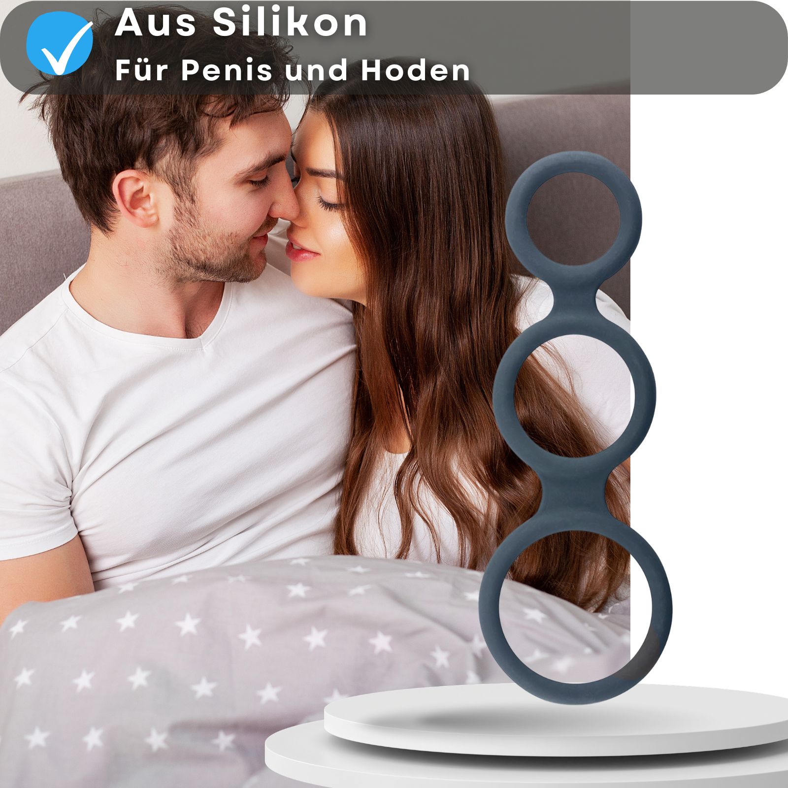 Blauer Penisring mit drei Ringen. Paar im Hintergrund. Text: Aus Silikon, für Penis und Hoden.