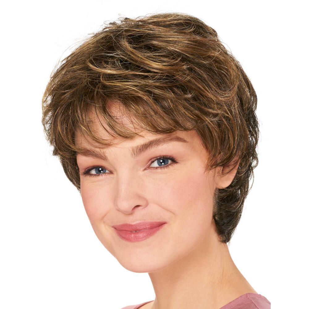 Kurzhaarperücke mit gewelltem Haar in Braun- und Blondtönen. Die Frau lächelt. Nahaufnahme.