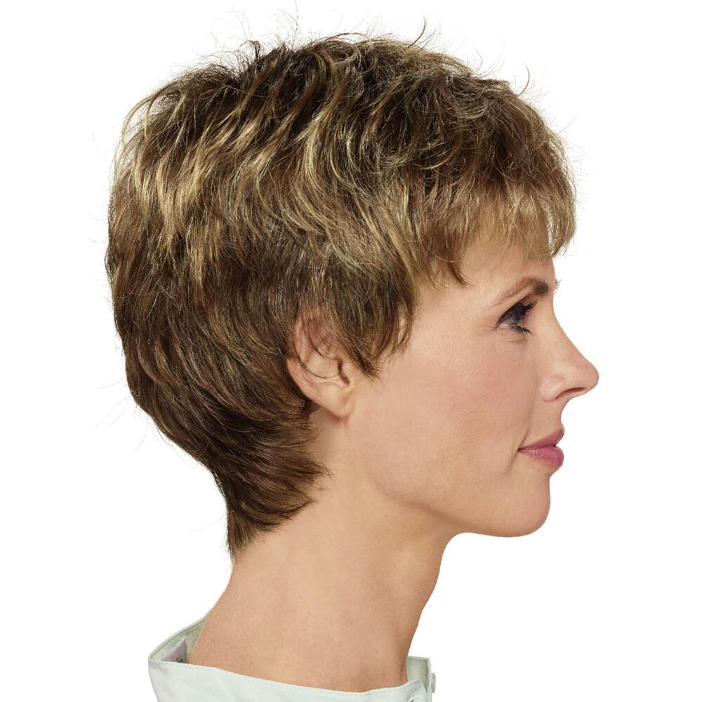 Kurzhaarperücke, braun mit blonden Strähnen. Seitenansicht einer Frau mit Perücke.