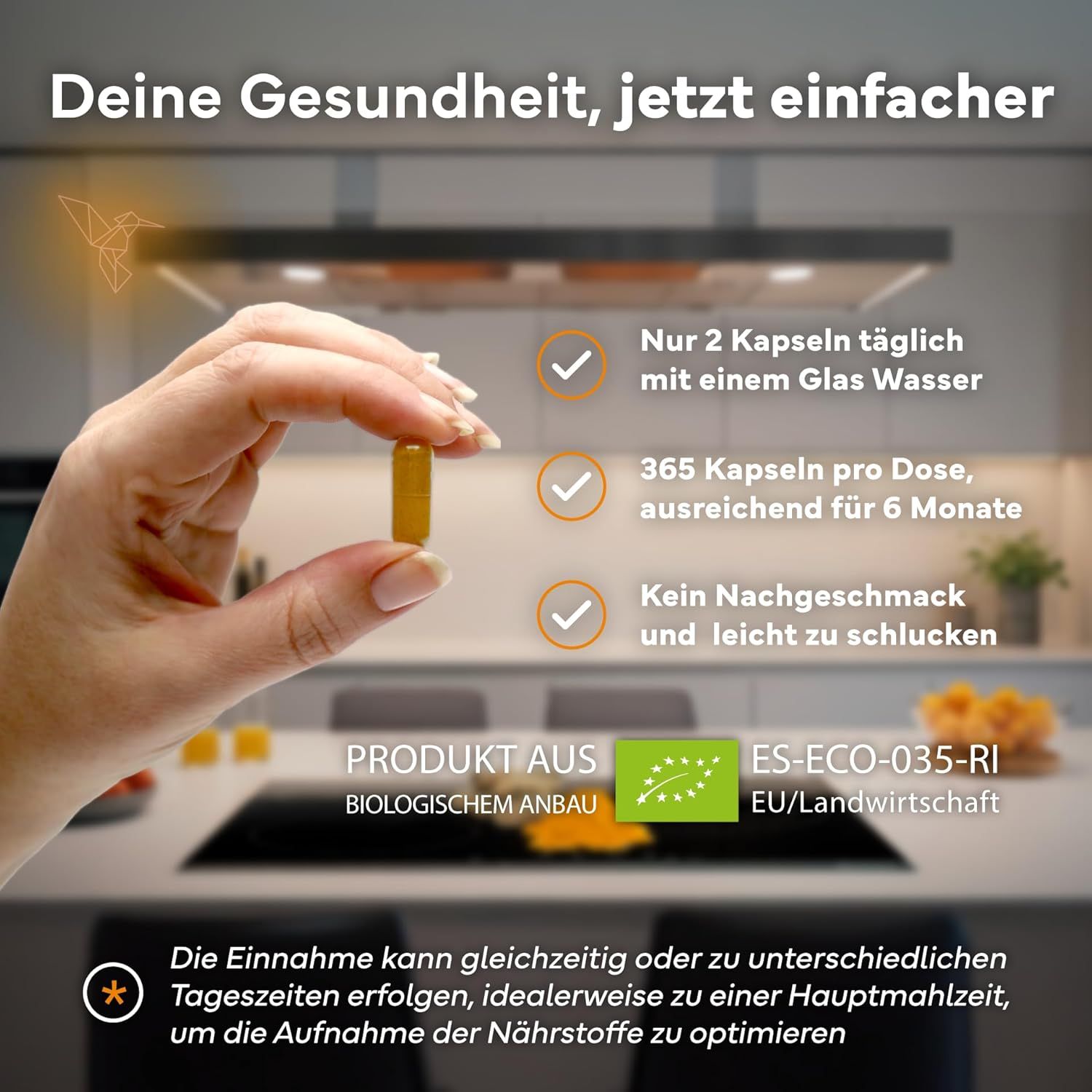 Hand hält eine Kurkuma-Kapsel vor einer Küche. 365 Kapseln pro Dose, 6 Monate Vorrat.