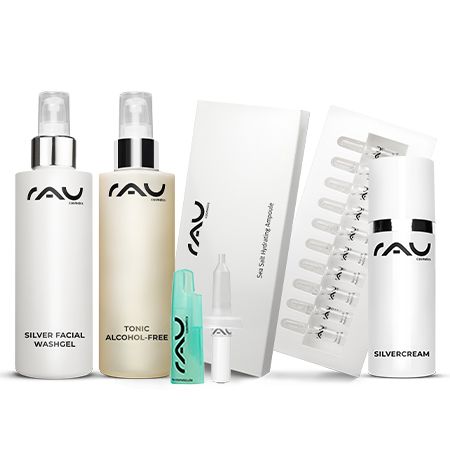 Verschiedene Kosmetikprodukte: Flaschen, Ampullen, Creme. Text: RAU Cosmetics, Silver Facial Washgel, Tonic, Silvercream.