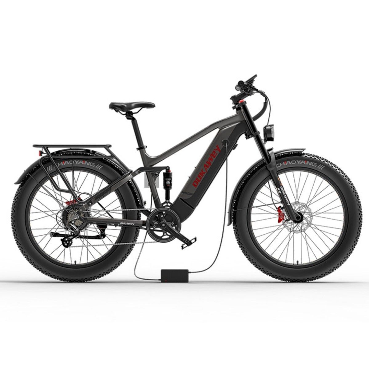 Schwarzes E-Mountainbike mit breiten Reifen und Ladegerät. Roter Schriftzug auf dem Rahmen.