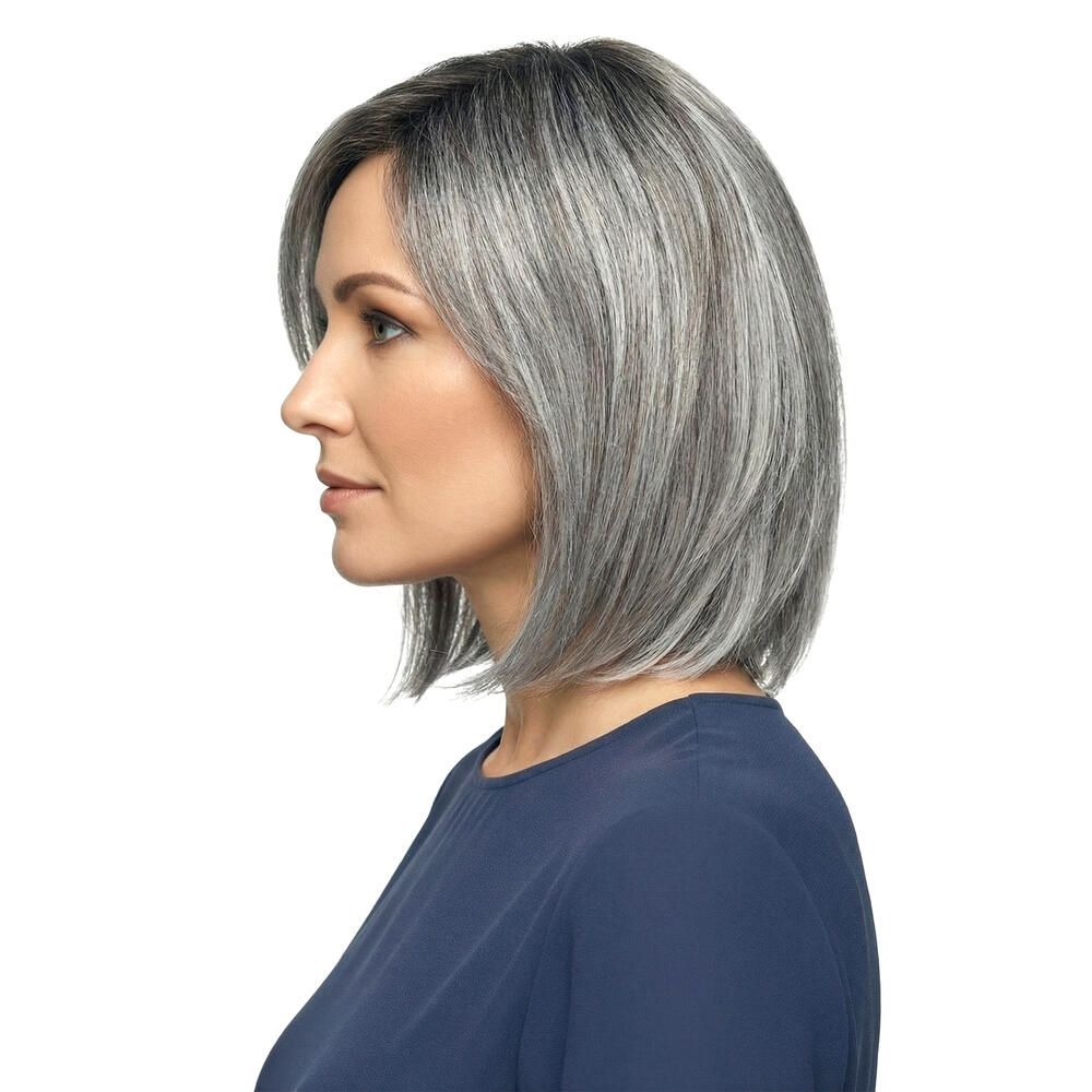 Perücke mit grau melierten, kinnlangen Haaren. Seitenansicht einer Frau in blauem Oberteil.