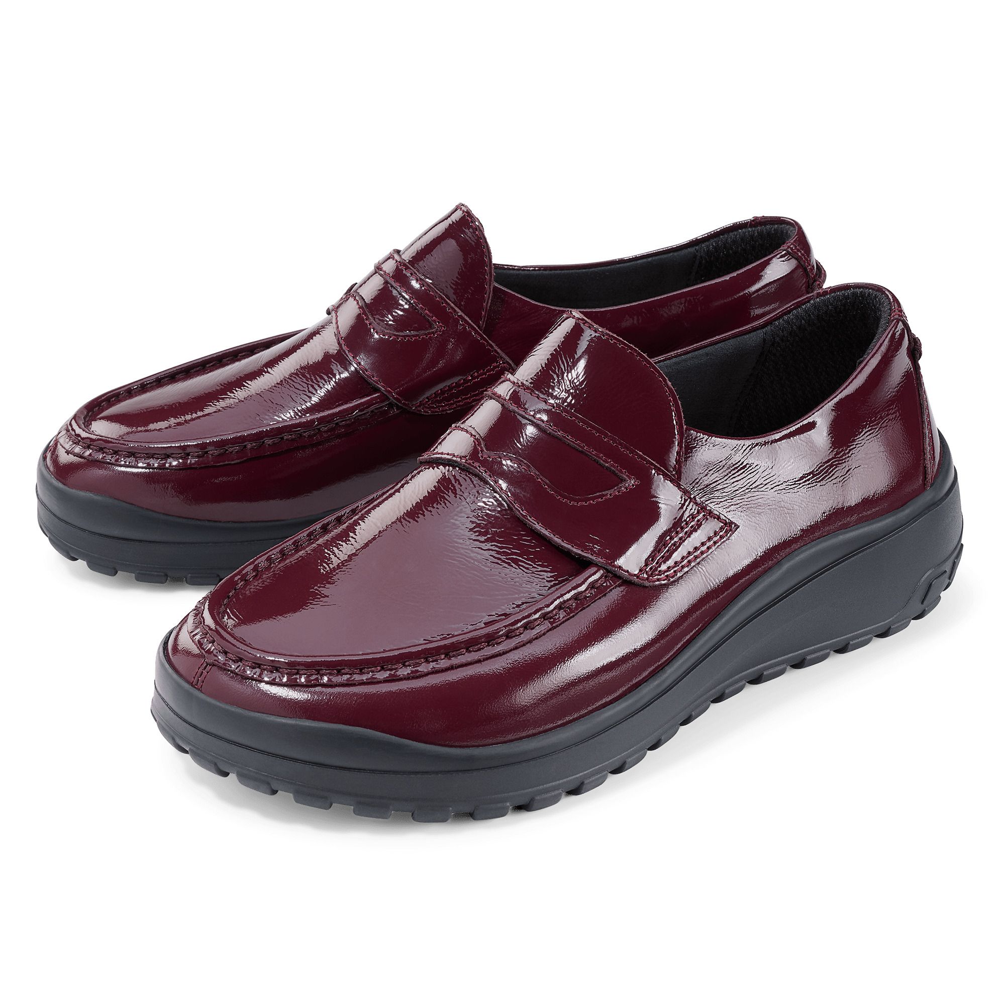 Zwei bordeauxfarbene Damen-Slipper mit breiter Passform. Glänzendes Obermaterial, schwarze Sohle.