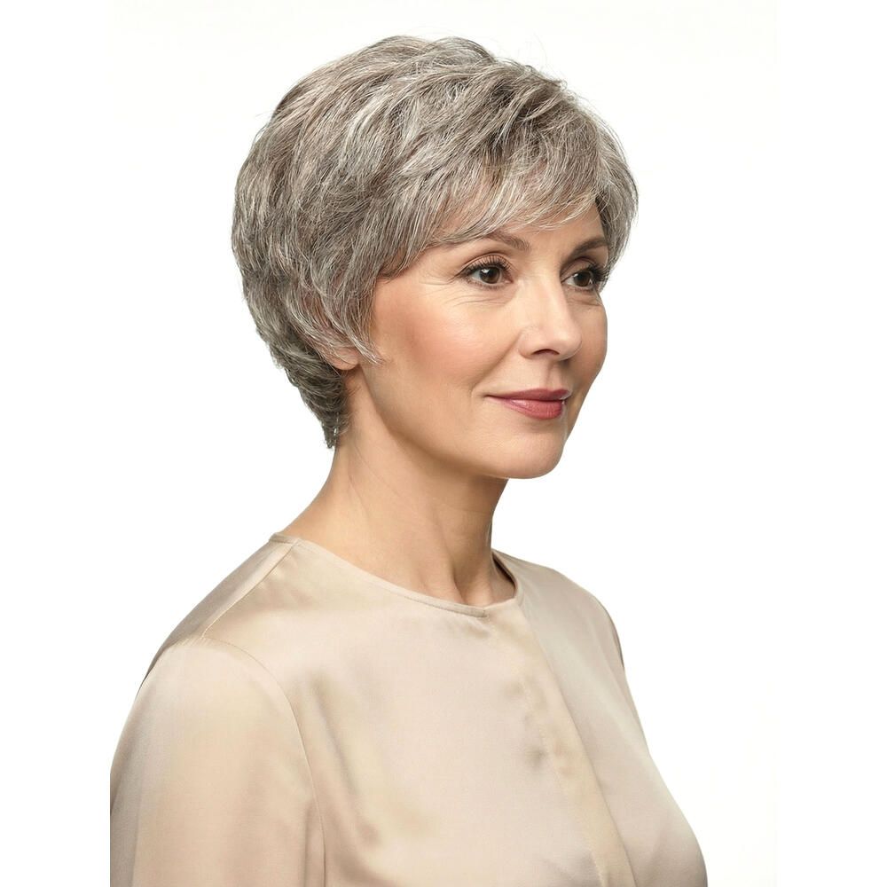 Frau mit grauer Kurzhaarperücke. Dreiviertelansicht. Helles Oberteil. Weißer Hintergrund.