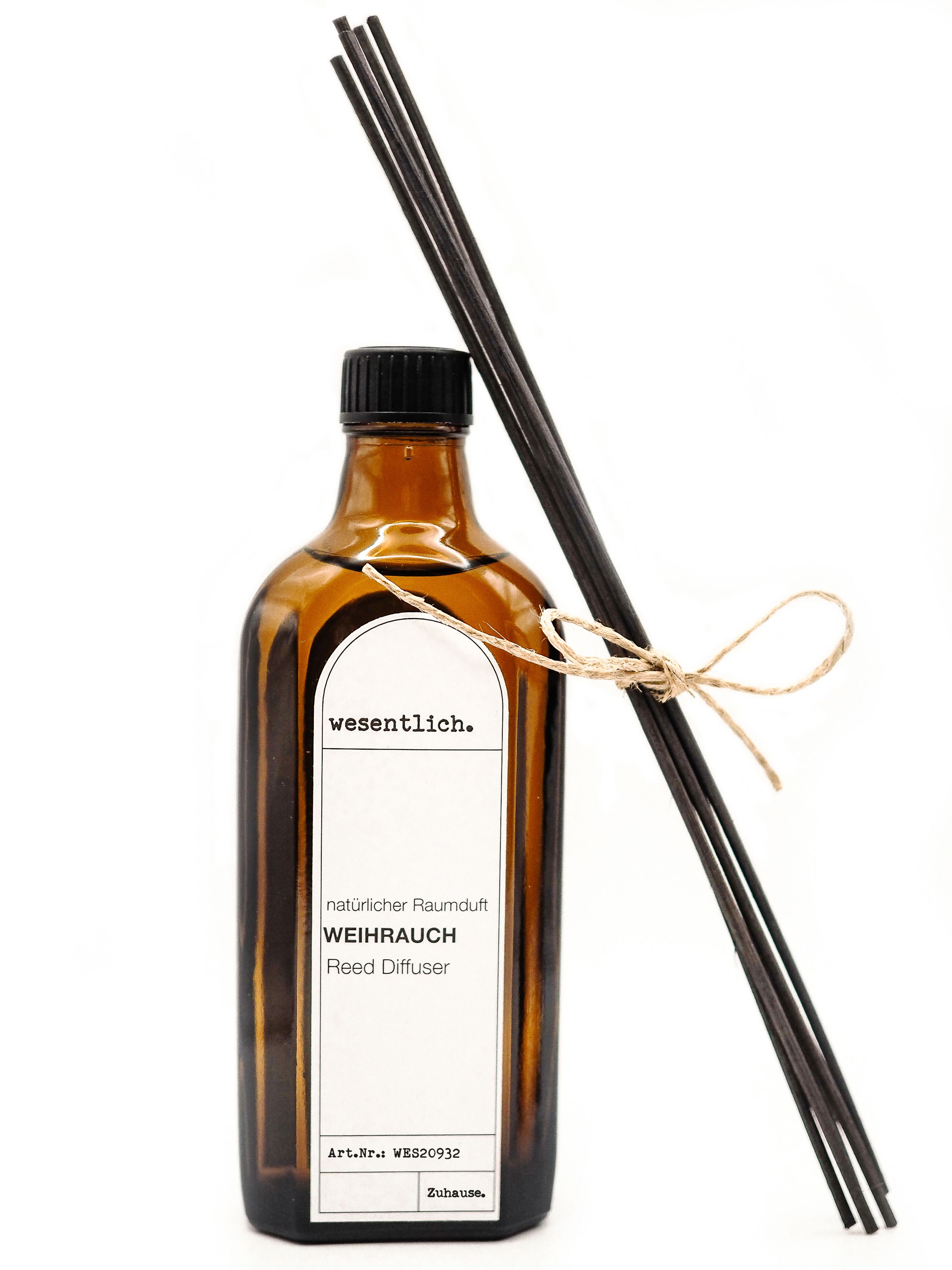 Braune Glasflasche mit schwarzem Deckel und weißem Etikett. Schwarze Kapillarstäbchen liegen daneben. Produktname und Marke sichtbar.