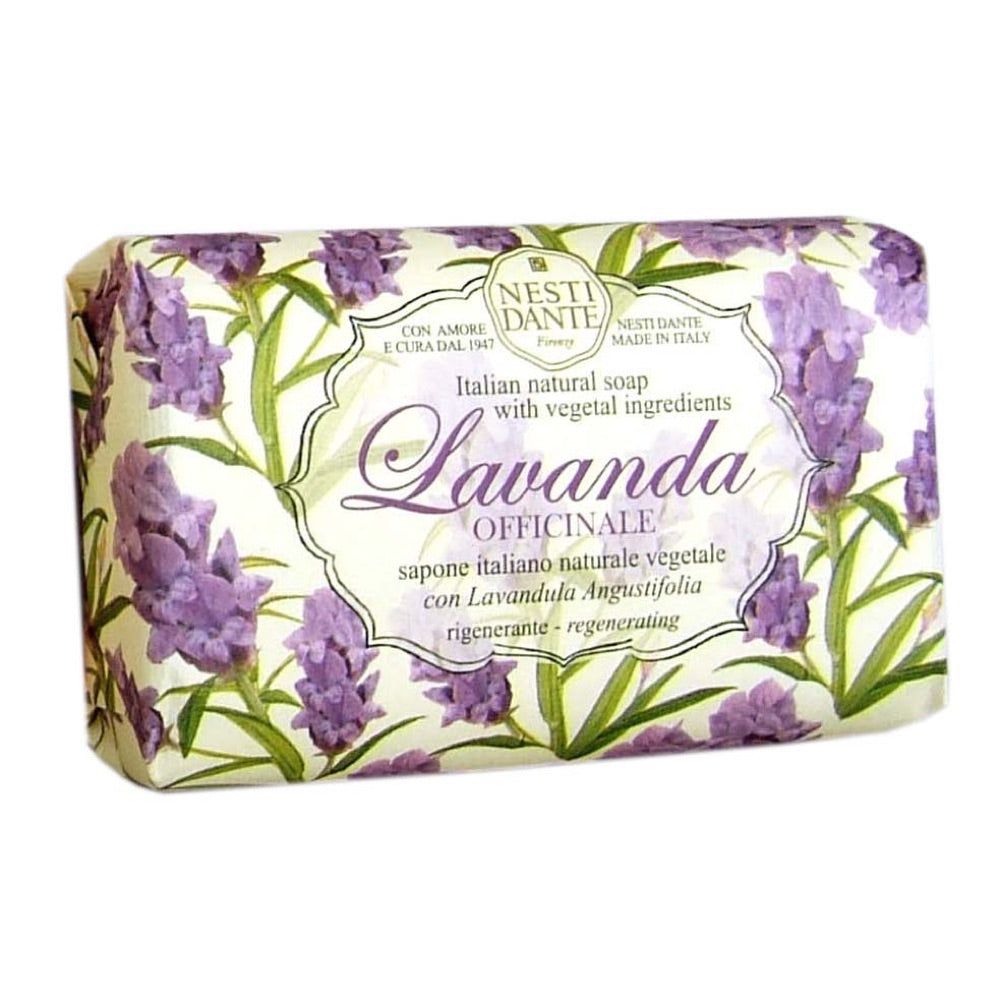 Zeep met lavendelmotief. Verpakking met bloemmotief en opschrift "Lavanda Officinale". Merk Nesti Dante.
