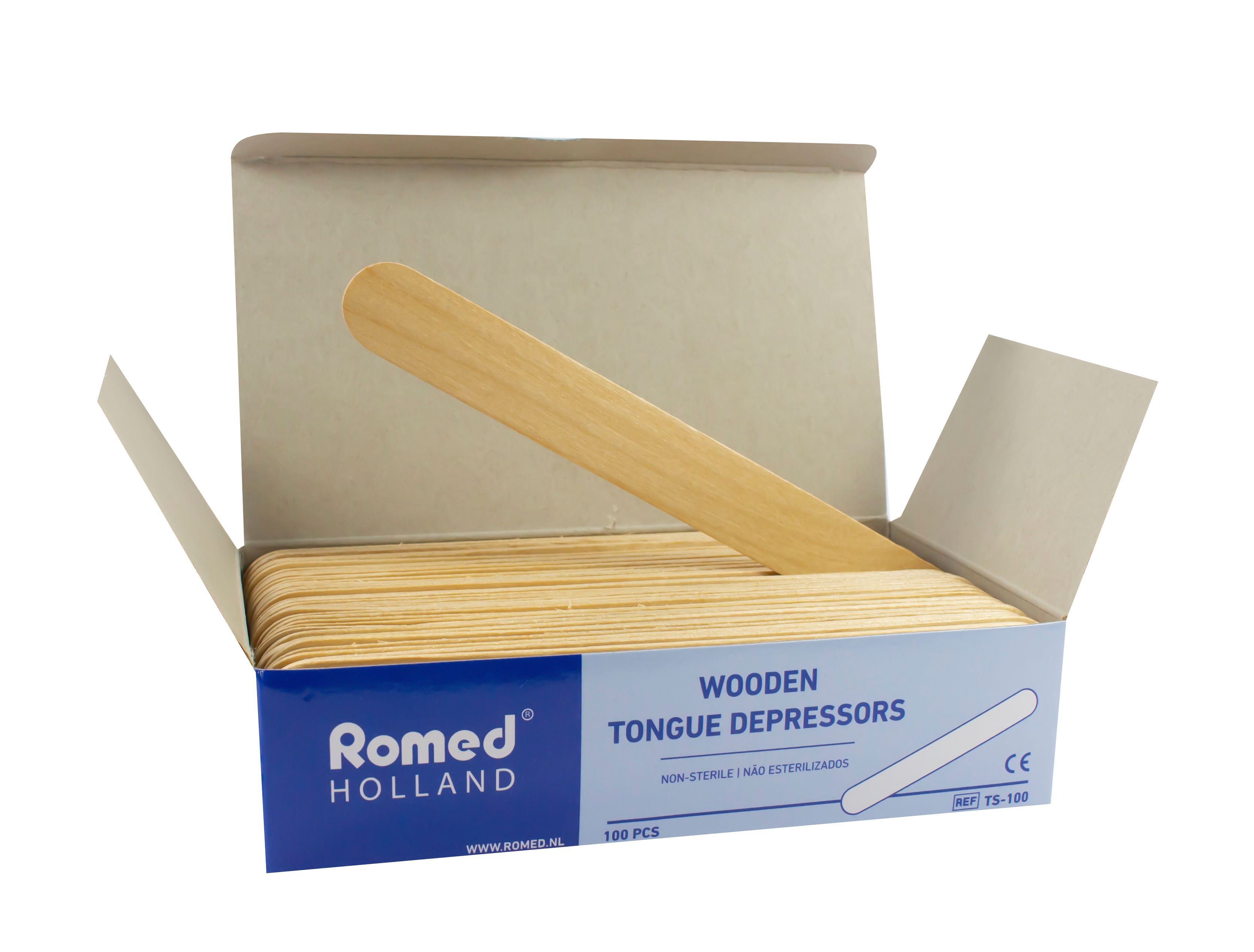 Geöffnete Kartonbox mit Holz-Zungenspateln. Ein Spatel liegt heraus. Aufschrift: Wooden Tongue Depressors, Romed Holland.