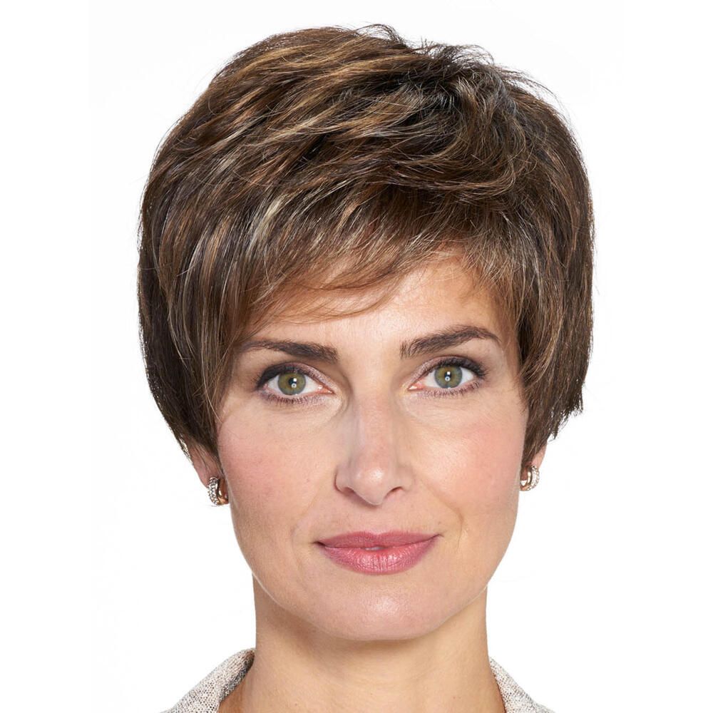 Kurzhaarperücke mit braunen und blonden Strähnen. Frau blickt geradeaus. Graues Oberteil.