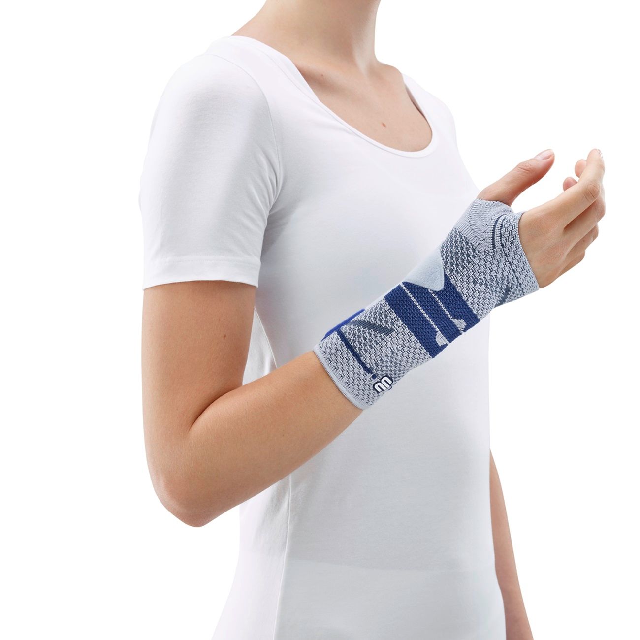 Handgelenkbandage in Grau und Blau, getragen an einer Person. Logo und Klettverschluss sichtbar.