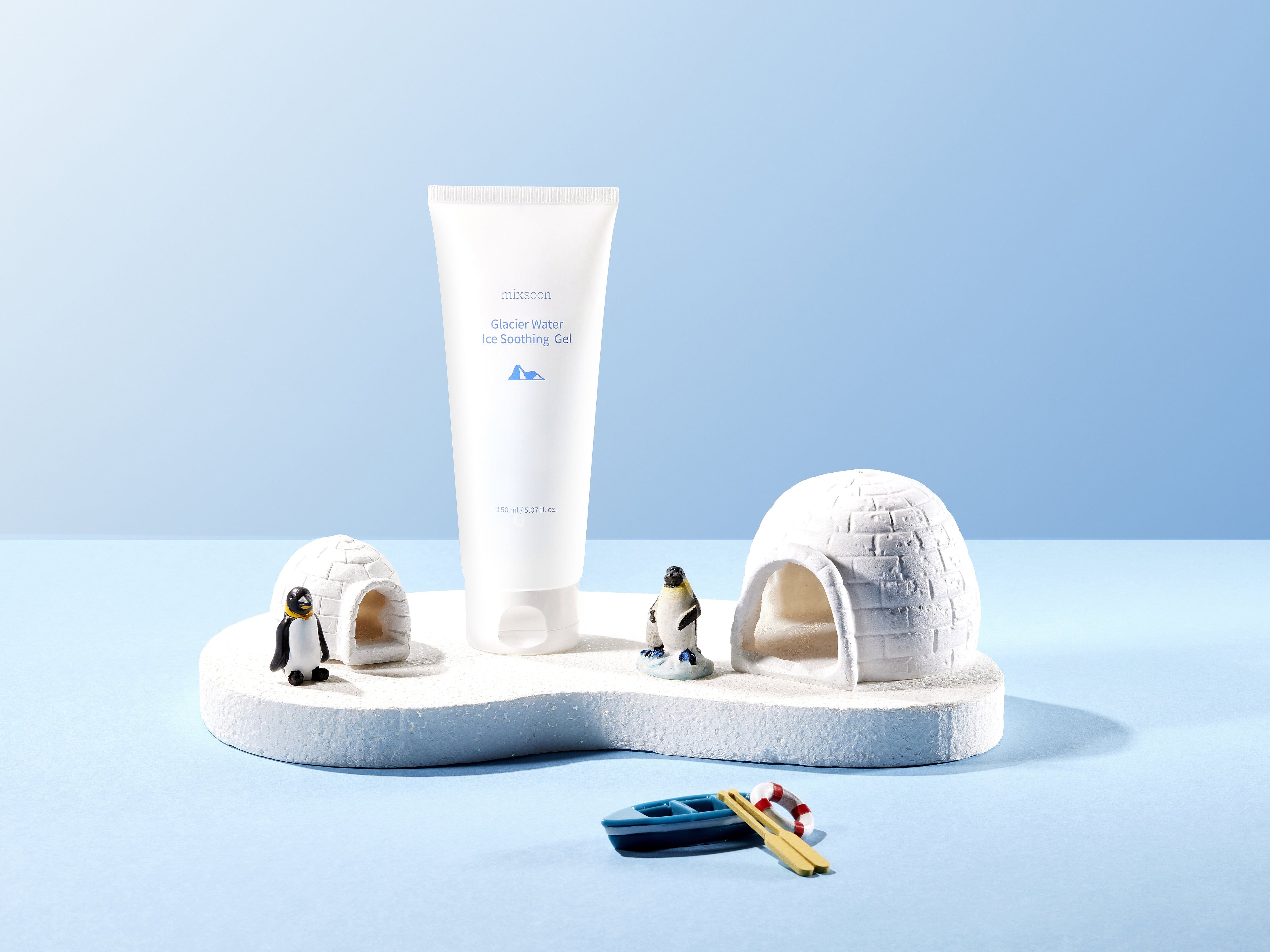 Weiße Tube, Pinguine und Iglus auf Podest. Blaue Schrift und Logo. Beschriftung: Glacier Water Ice Soothing Gel. Keine Volumenangabe sichtbar.