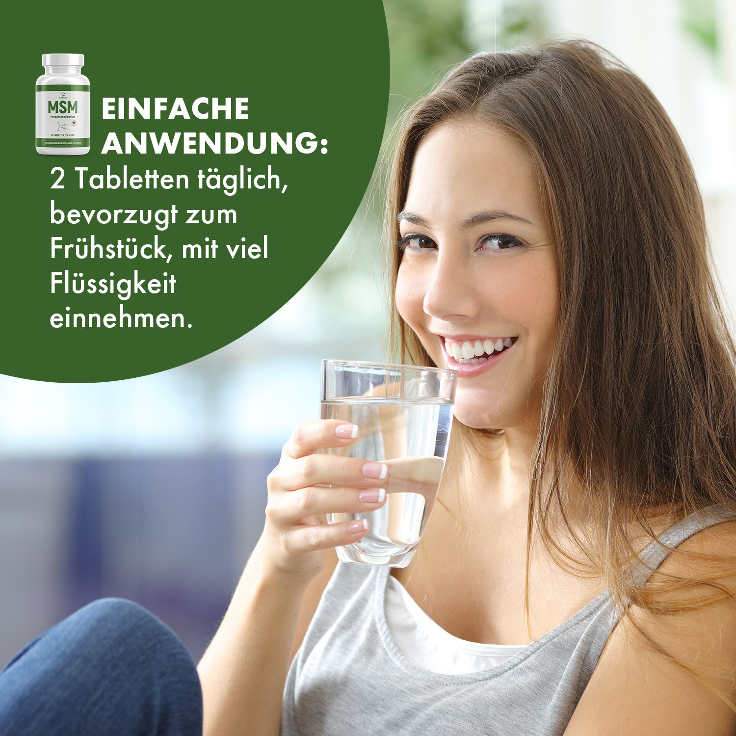 Frau trinkt Wasserglas. Aufschrift MSM, 2 Tabletten täglich. Flasche mit grünem Etikett. Produktname nicht lesbar.
