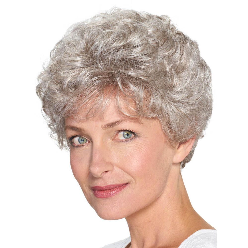 Graue Perücke mit lockigem Haar. Frau blickt in die Kamera. Nahaufnahme.