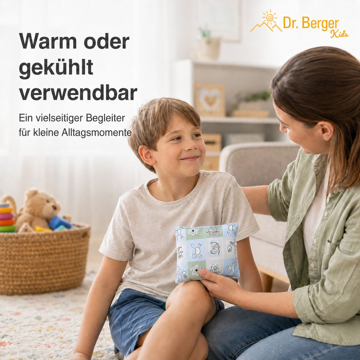 Frau gibt Kind warmes oder gekühltes Dr. Berger Kirschkernkissen.