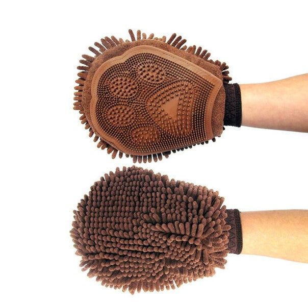 Braune Trockenpfoten-Handschuhe. Oberseite mit Pfotenabdruck und Noppen. Unterseite mit weichen Mikrofasern. Schwarze Bündchen.