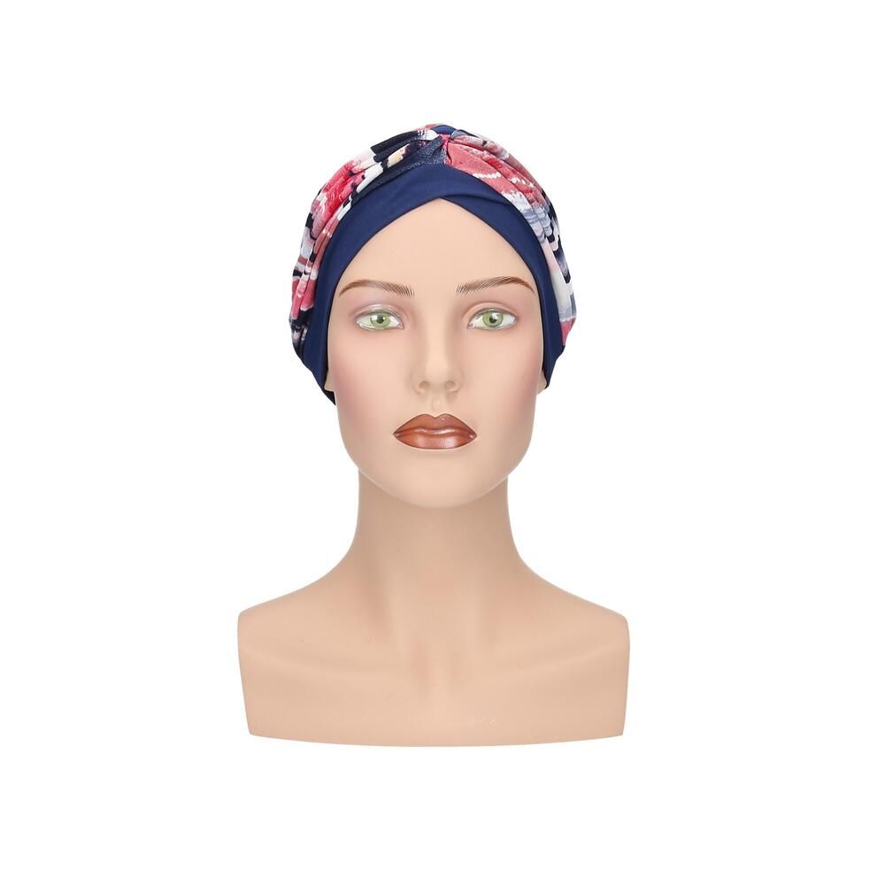 Turban Livia, blau mit floralem Muster. Auf einer Büste präsentiert. Vorderansicht.