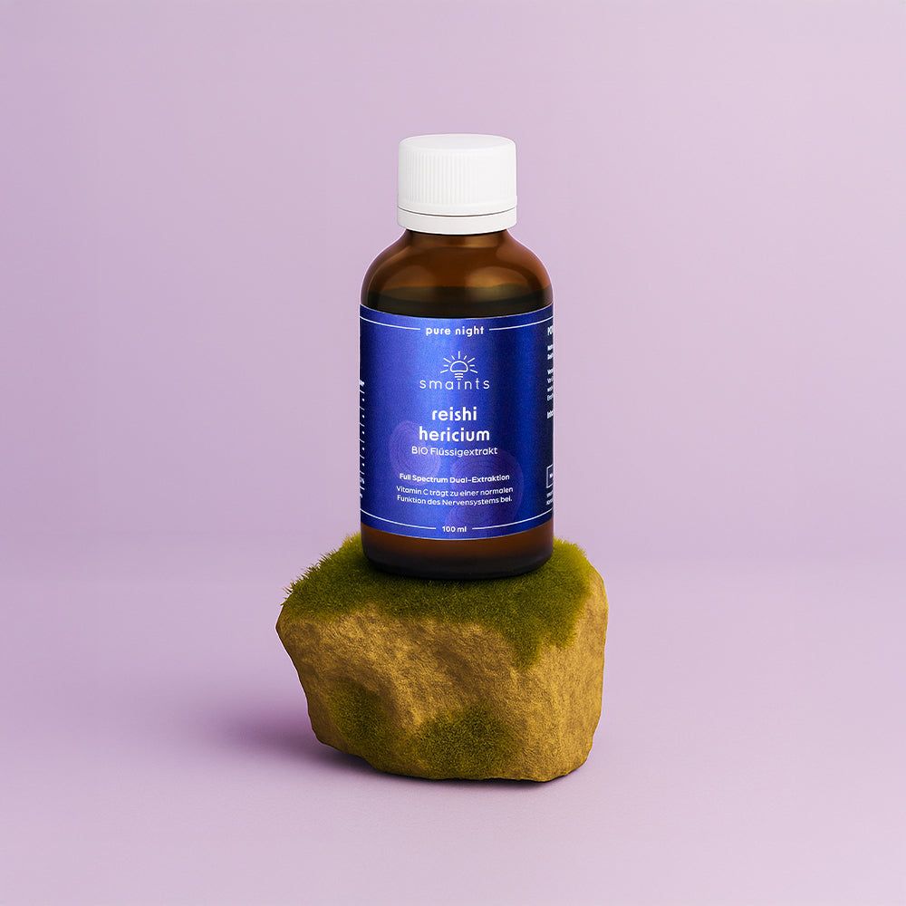 Braune Glasflasche mit weißem Deckel. Steht auf einem grünen Moosfleck. Blaues Etikett.