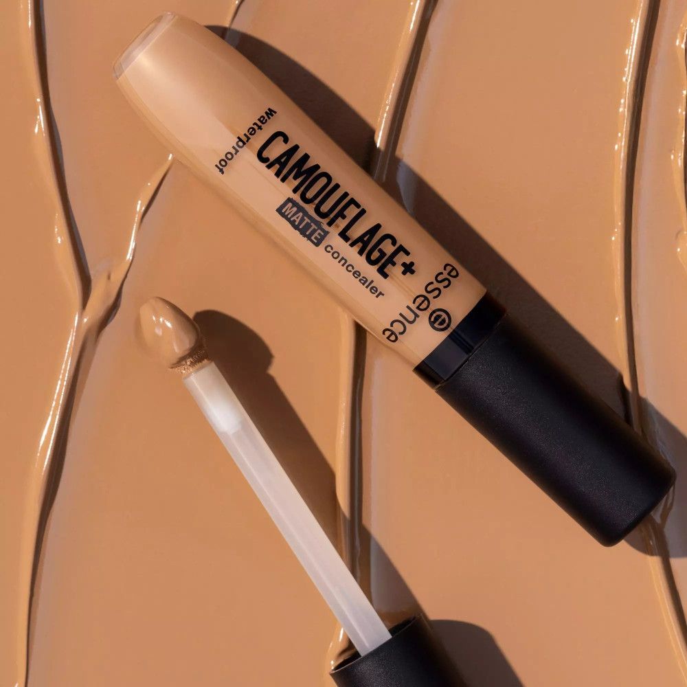 Essence Camouflage+ Matt Concealer, Tube und Applikator auf Concealer-Fleck. Produktname und Marke.