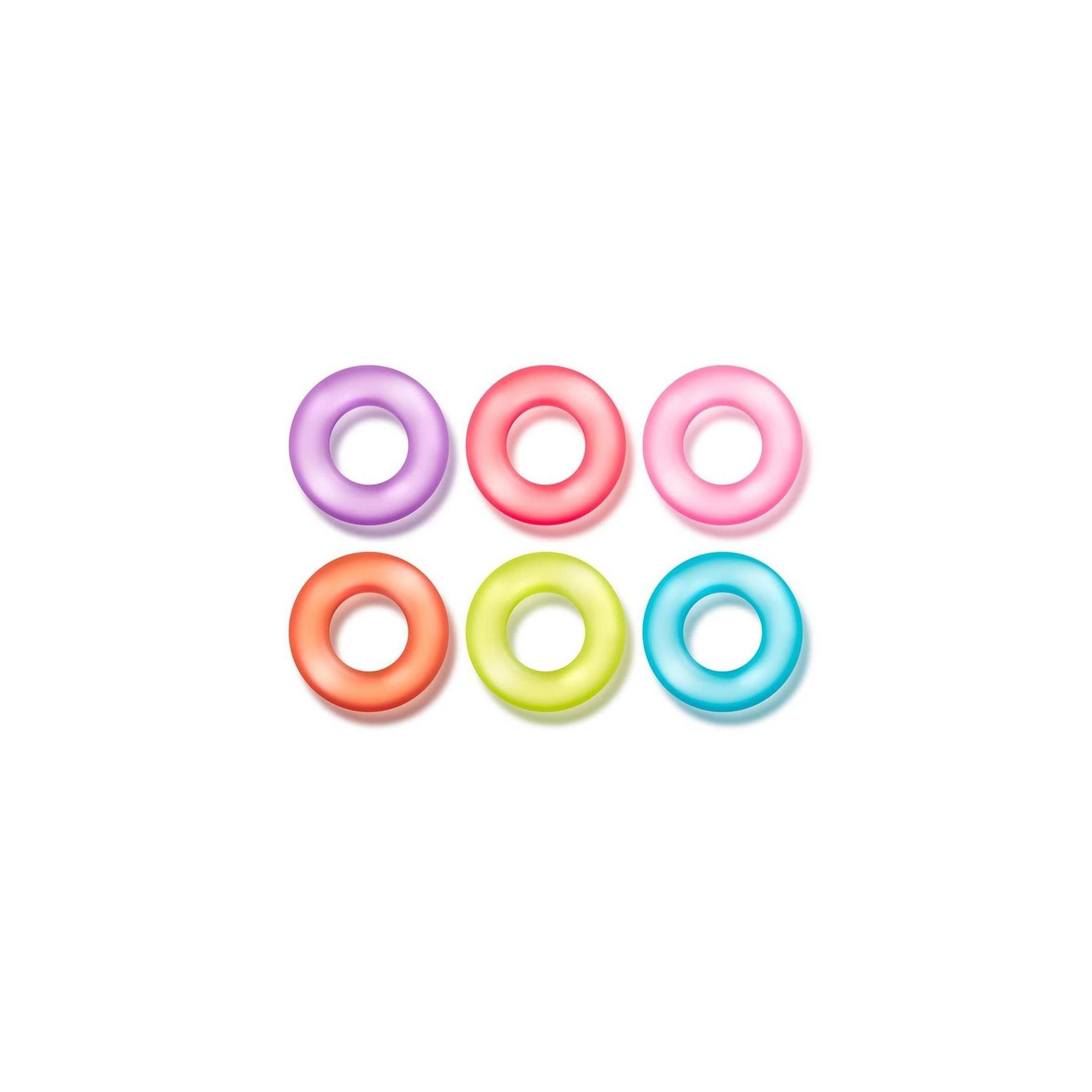 Sechs farbige Cockringe in Lila, Rot, Pink, Orange, Gelb und Blau. Ringförmige Form, transparente Optik.