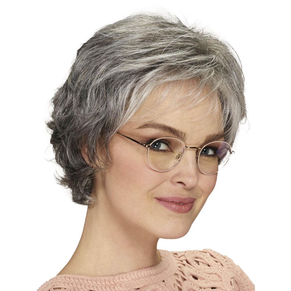Kurzhaarperücke in Grau mit Brille. Nahaufnahme einer Frau mit Perücke und Brille.