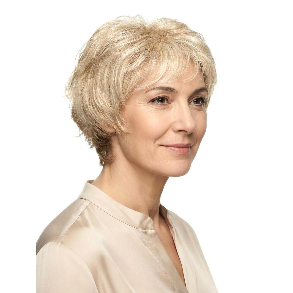 Blonde Kurzhaarperücke, Frontalansicht einer Frau. Die Perücke MERAN von DELUXE.