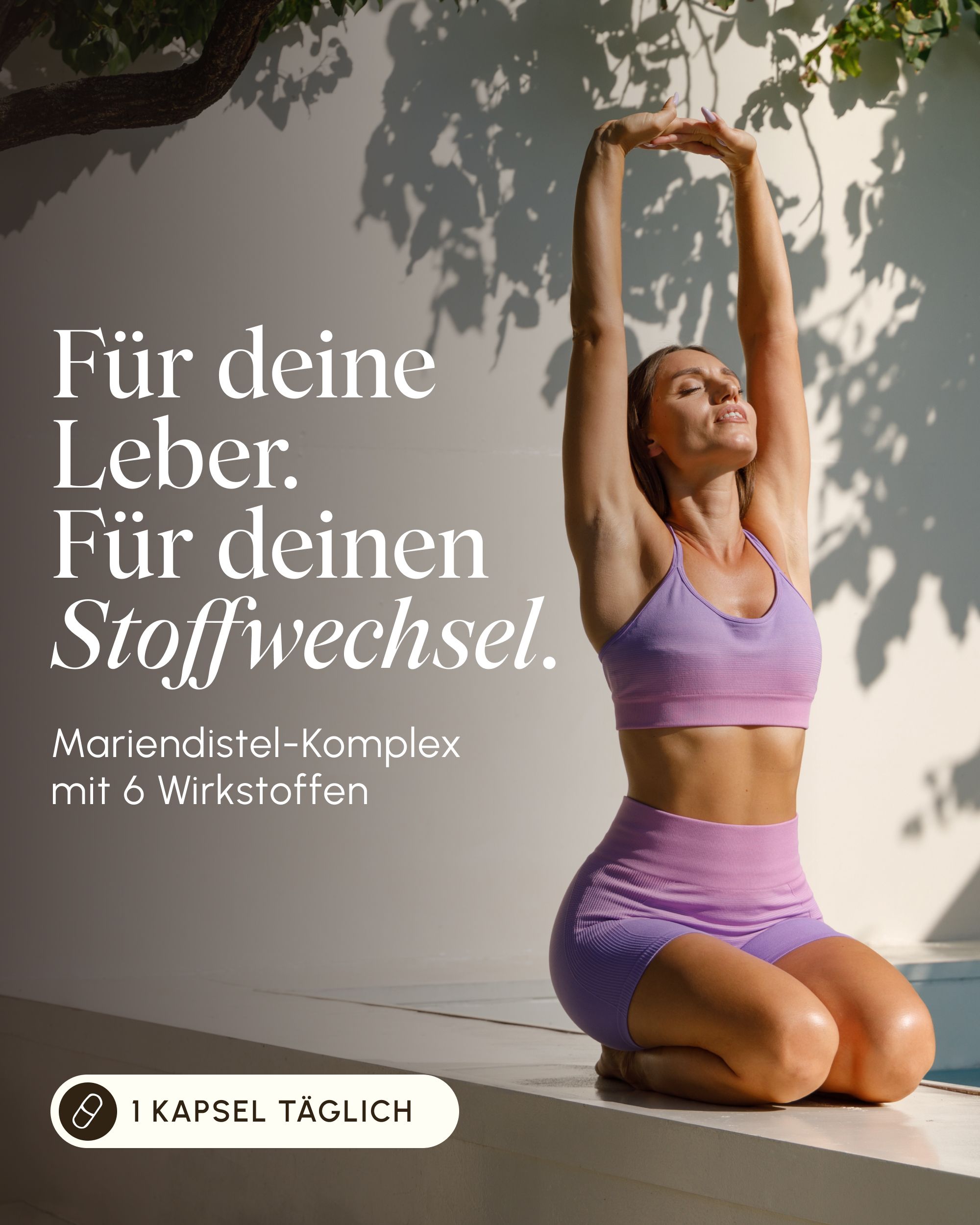 Frau dehnt sich im Freien. Text: Für deine Leber. Für deinen Stoffwechsel. Mariendistel-Komplex mit 6 Wirkstoffen. 1 Kapsel täglich.