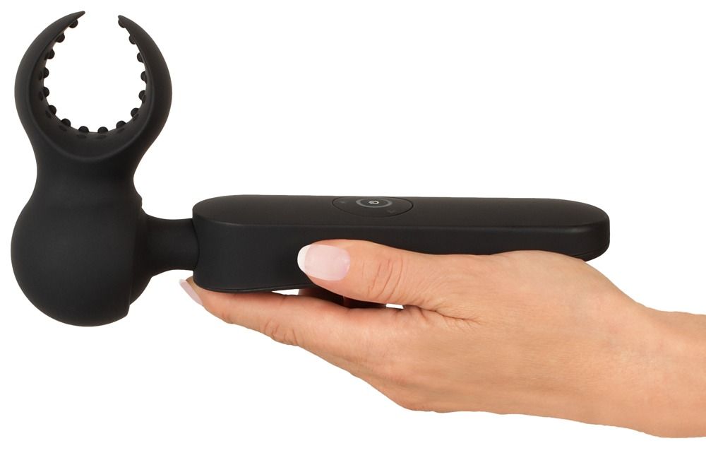 Schwarzer Vibrator mit einem Aufsatz in einer Hand gehalten. Der Vibrator hat einen Bedienknopf.