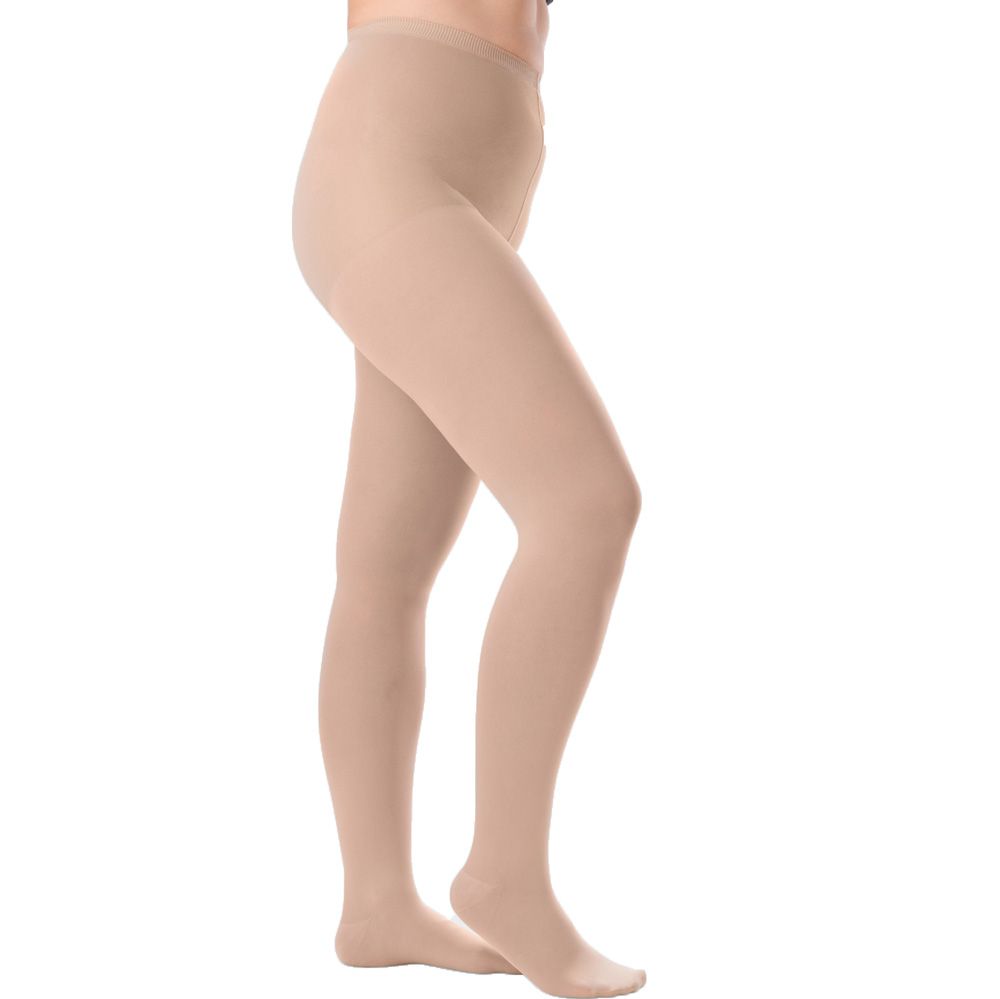 Hautfarbene Kompressionsstrumpfhose. Blick von der Seite, die Strumpfhose bedeckt die Beine vollständig.