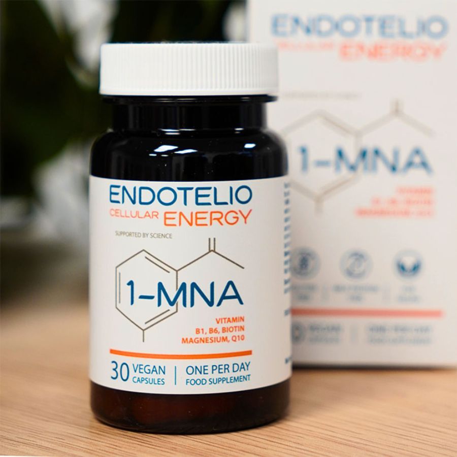 Braune Kapsel-Flasche und Schachtel. Aufschrift: Endotelio Cellular Energy, 1-MNA, 30 vegane Kapseln. Enthält Vitamin B1, B6, Biotin, Magnesium, Q10.